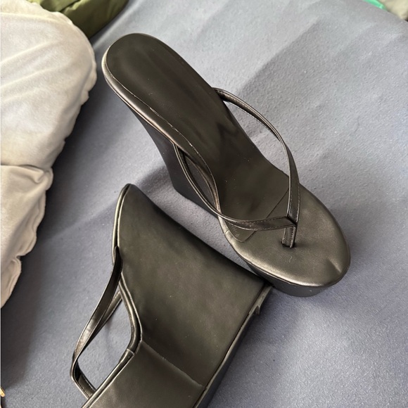 Elegant Black Wedge Sandals - Picture 2 of 3